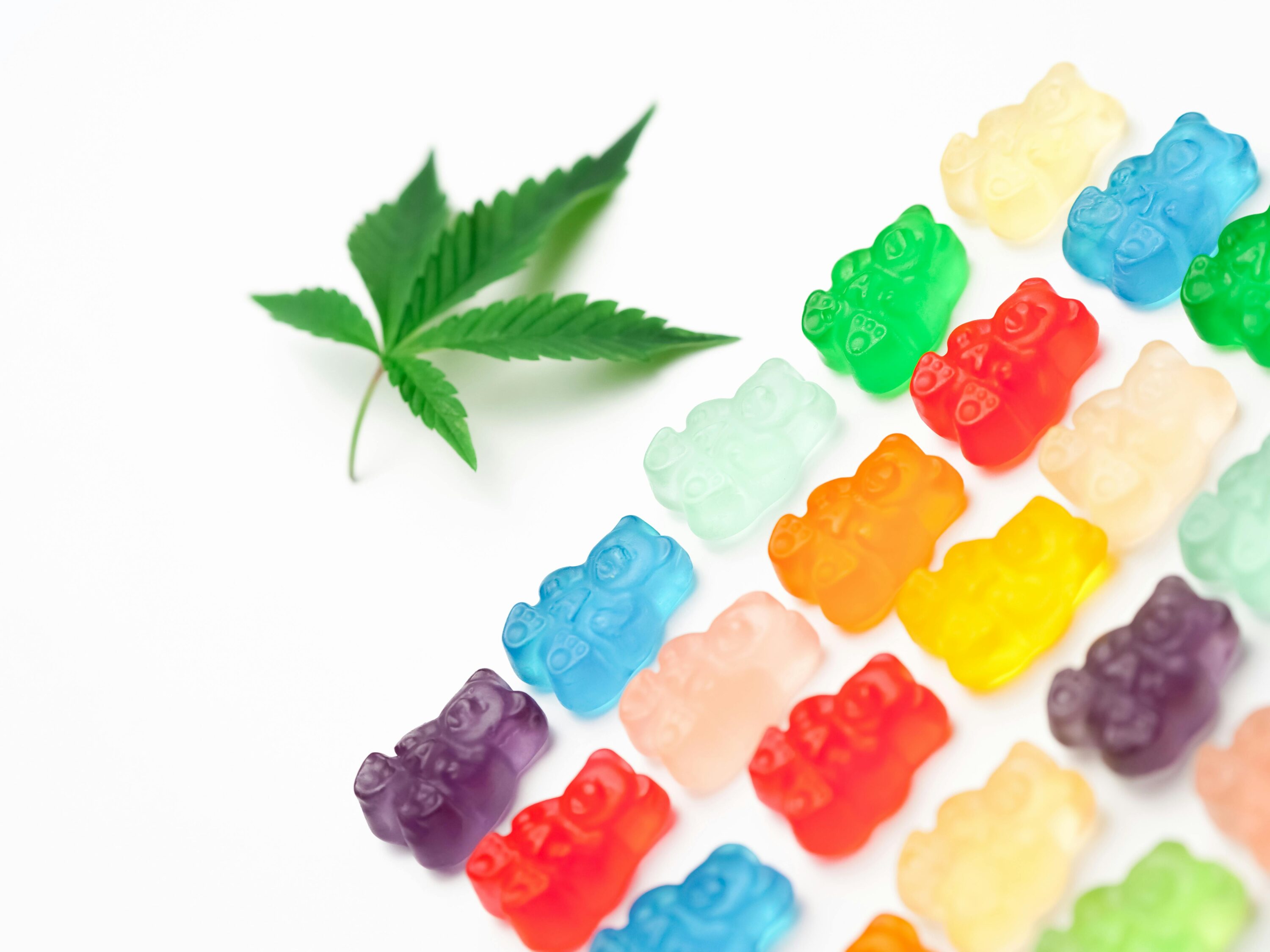bonbons à côté d'une feuille de cannabis